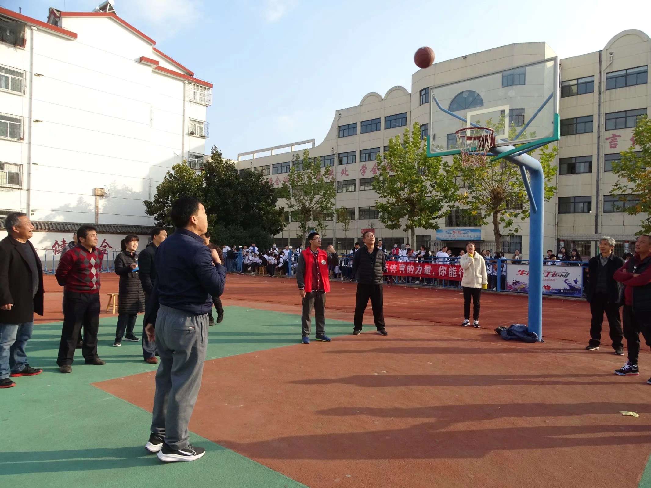 上海一初中开11门体育课_初中体育足球课教学视频_说课视频初中体育蹲踞式起跑