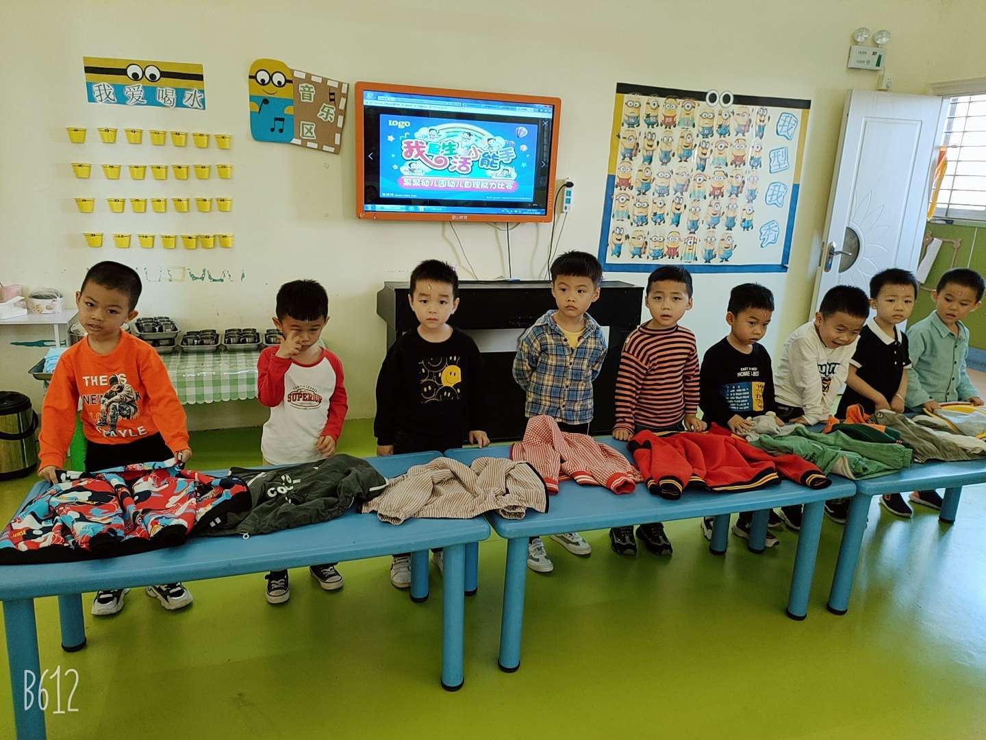 幼儿上学衣着_幼儿园穿上衣视频教程_幼儿园萌娃穿7件衣服上学